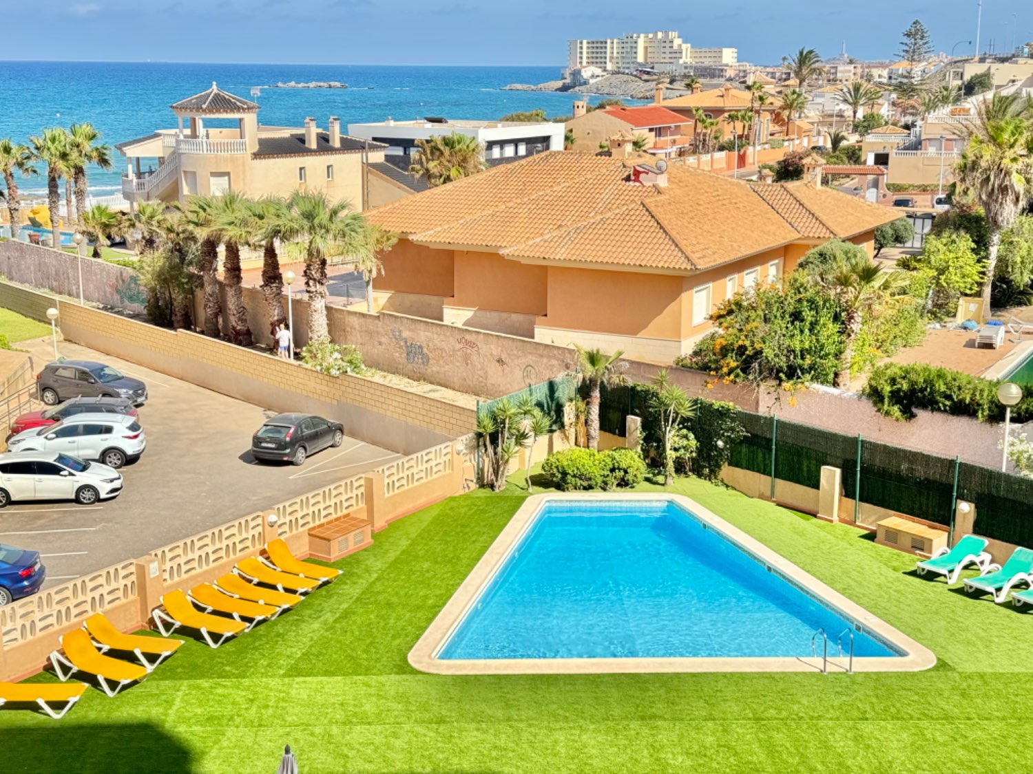 GERÄUMIGE UND HELLE WOHNUNG MIT BLICK AUF DAS MITTELMEER