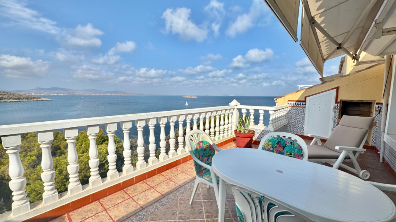 DUPLEX ON THE SEAFRONT WITH SPECTACULAR VIEWS