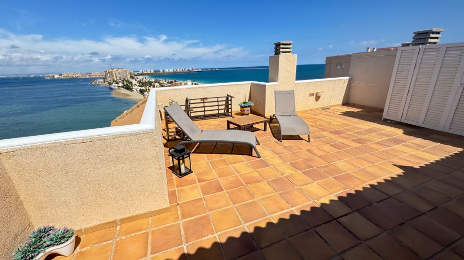 SPECTACULAR PENTHOUSE ON THE SEAFRONT